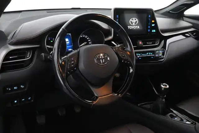 Harmaa Maastoauto, Toyota C-HR – GNV-589