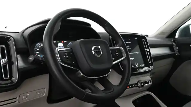 Harmaa Maastoauto, Volvo XC40 – GNV-901