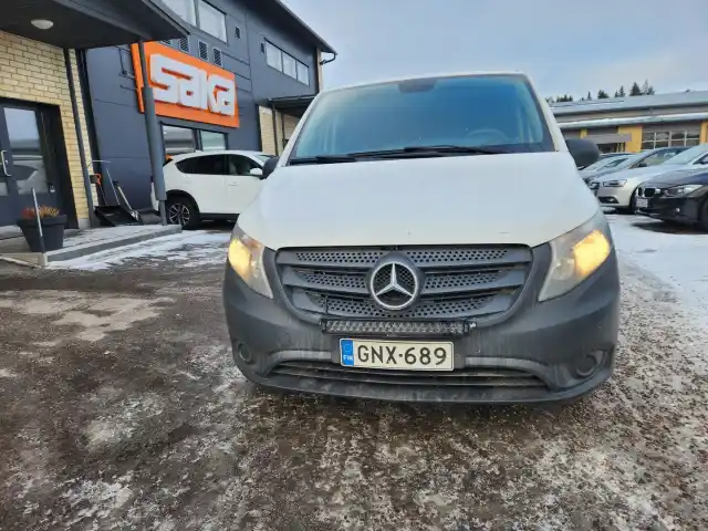 Valkoinen Pakettiauto, Mercedes-Benz Vito – GNX-689