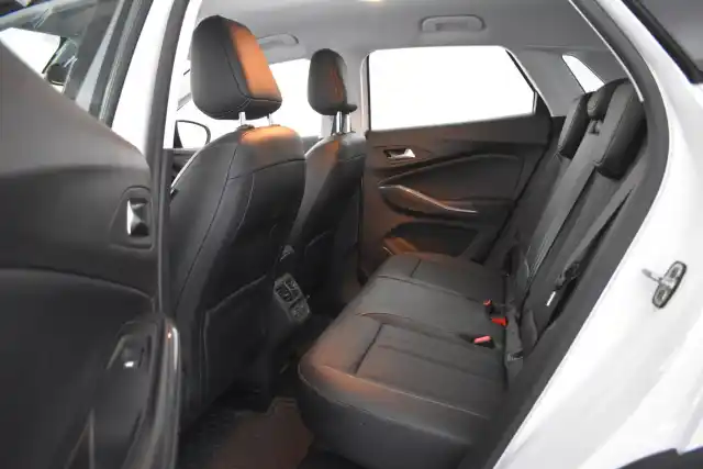Valkoinen Maastoauto, Opel Grandland X – GNY-469