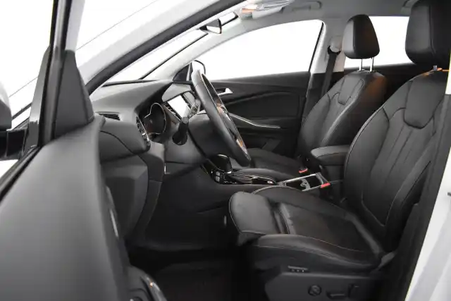 Valkoinen Maastoauto, Opel Grandland X – GNY-469