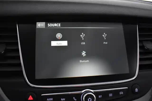 Valkoinen Maastoauto, Opel Grandland X – GNY-469