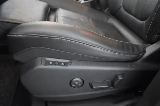 Valkoinen Maastoauto, Opel Grandland X – GNY-469