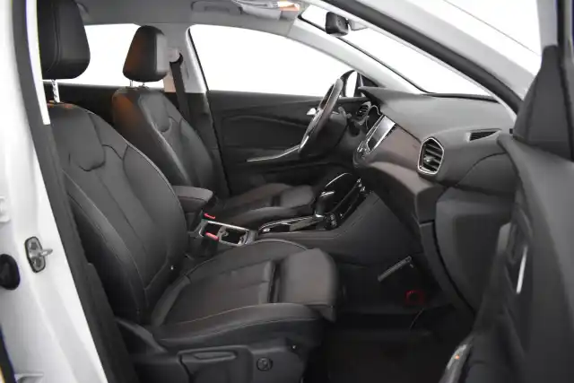 Valkoinen Maastoauto, Opel Grandland X – GNY-469