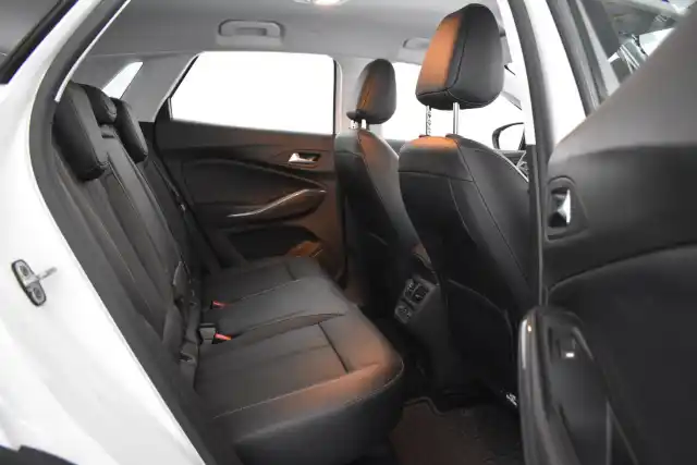 Valkoinen Maastoauto, Opel Grandland X – GNY-469