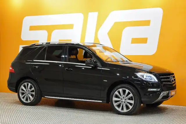 Musta Maastoauto, Mercedes-Benz ML – GNY-915