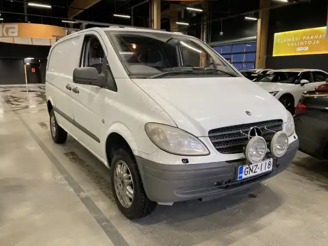 Valkoinen Pakettiauto, Mercedes-Benz Vito – GNZ-118