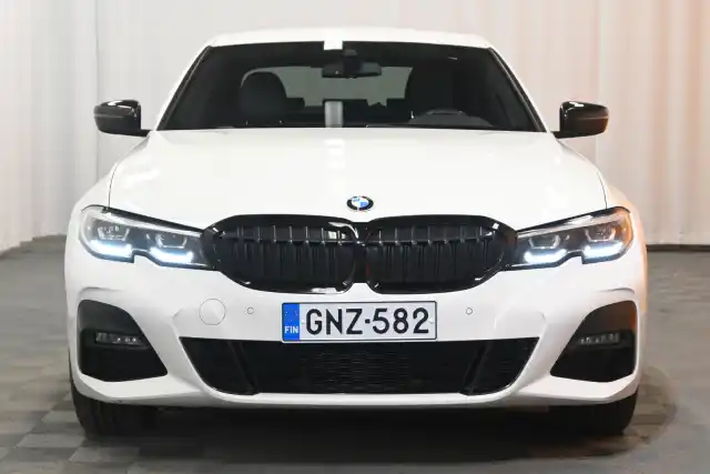 Valkoinen Sedan, BMW 330 – GNZ-582