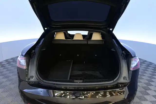 Musta Sedan, Tesla Model S – GNZ-781