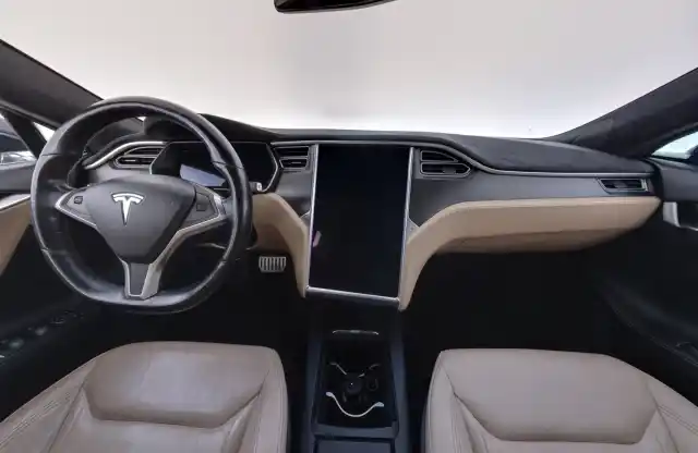 Musta Sedan, Tesla Model S – GNZ-781