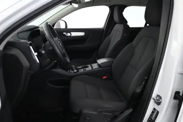 Valkoinen Maastoauto, Volvo XC40 – GOB-197