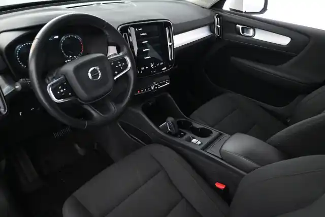 Valkoinen Maastoauto, Volvo XC40 – GOB-197