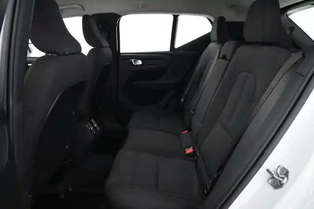 Valkoinen Maastoauto, Volvo XC40 – GOB-197
