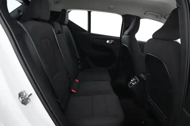 Valkoinen Maastoauto, Volvo XC40 – GOB-197