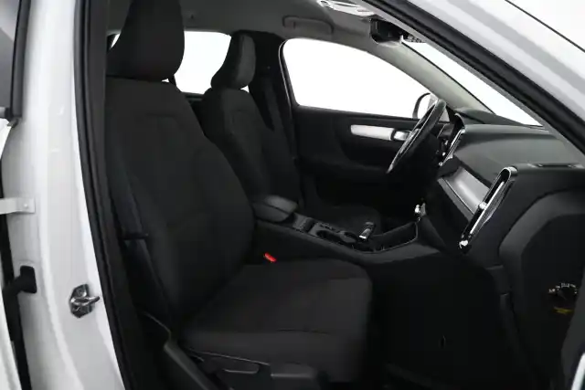 Valkoinen Maastoauto, Volvo XC40 – GOB-197