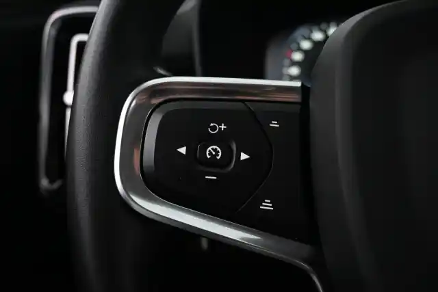Valkoinen Maastoauto, Volvo XC40 – GOB-197