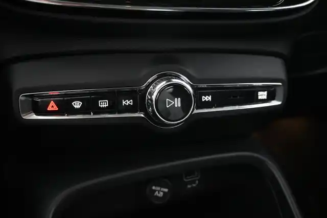 Valkoinen Maastoauto, Volvo XC40 – GOB-197