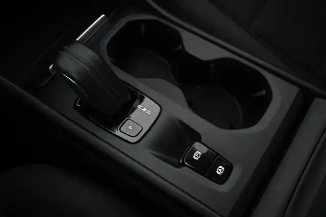 Valkoinen Maastoauto, Volvo XC40 – GOB-197