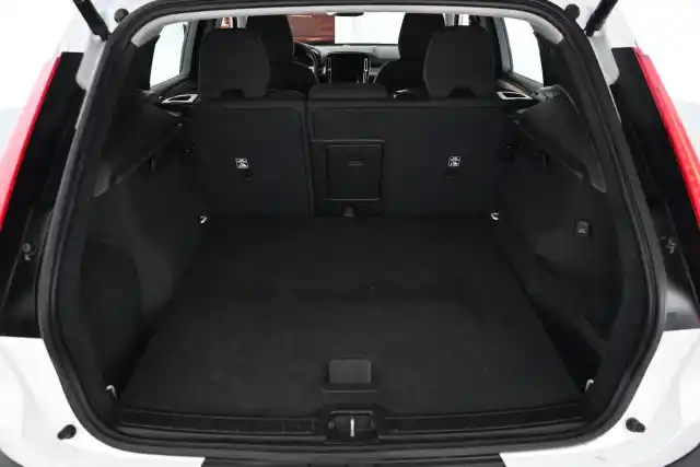 Valkoinen Maastoauto, Volvo XC40 – GOB-197