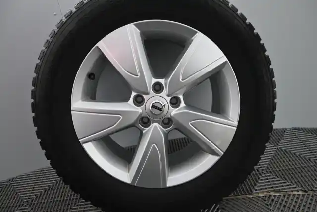 Valkoinen Maastoauto, Volvo XC40 – GOB-197
