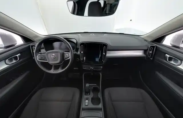 Valkoinen Maastoauto, Volvo XC40 – GOB-197