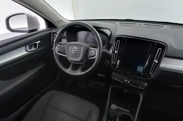 Valkoinen Maastoauto, Volvo XC40 – GOB-197