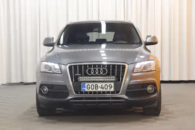 Harmaa Maastoauto, Audi Q5 – GOB-409