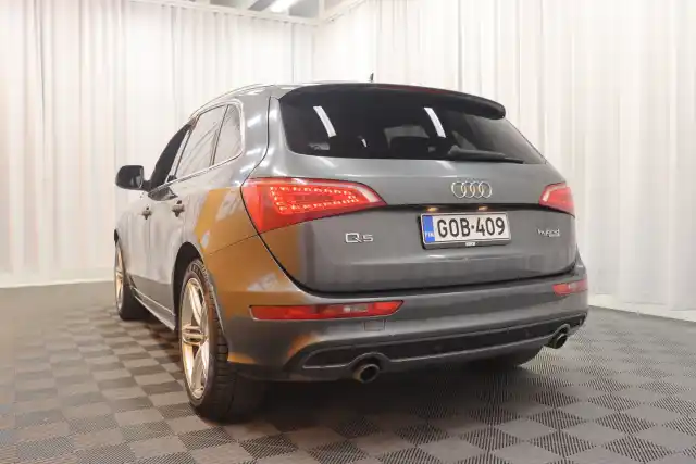 Harmaa Maastoauto, Audi Q5 – GOB-409