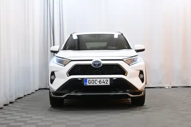 Valkoinen Maastoauto, Toyota RAV4 Plug-in – GOC-642