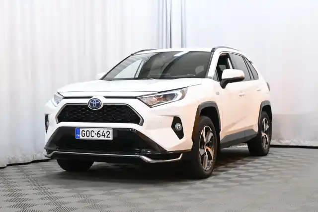 Valkoinen Maastoauto, Toyota RAV4 Plug-in – GOC-642