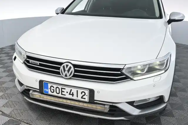 Valkoinen Farmari, Volkswagen Passat – GOE-412