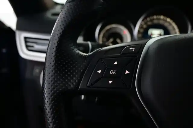 Sininen Farmari, Mercedes-Benz E – GOE-893