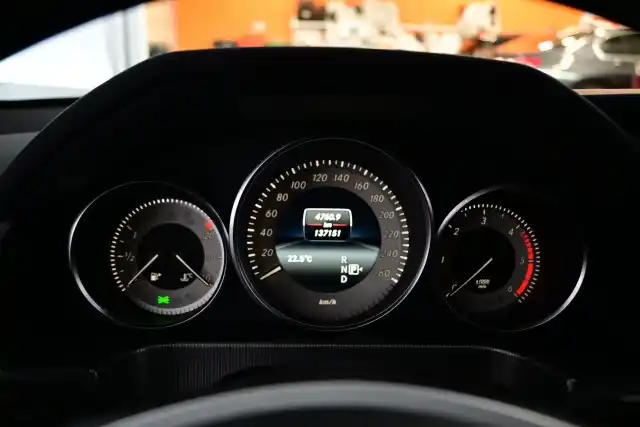 Sininen Farmari, Mercedes-Benz E – GOE-893