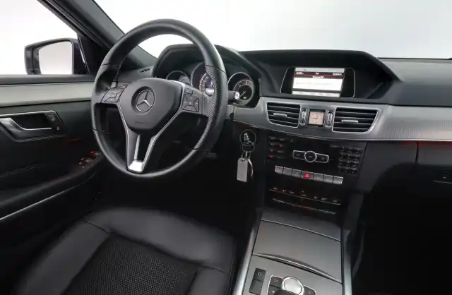 Sininen Farmari, Mercedes-Benz E – GOE-893