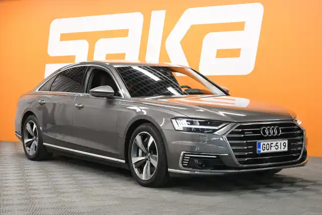 Harmaa Sedan, Audi A8 – GOF-519