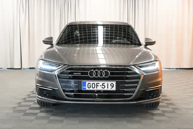 Harmaa Sedan, Audi A8 – GOF-519