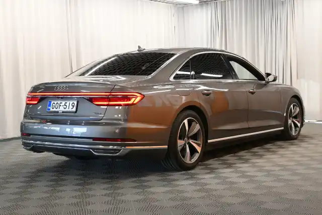 Harmaa Sedan, Audi A8 – GOF-519