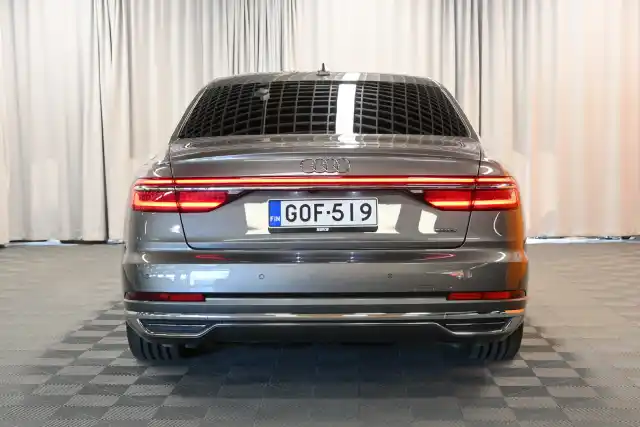 Harmaa Sedan, Audi A8 – GOF-519