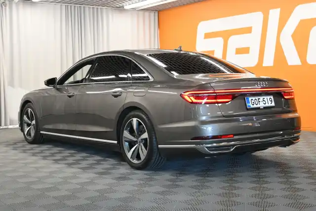 Harmaa Sedan, Audi A8 – GOF-519