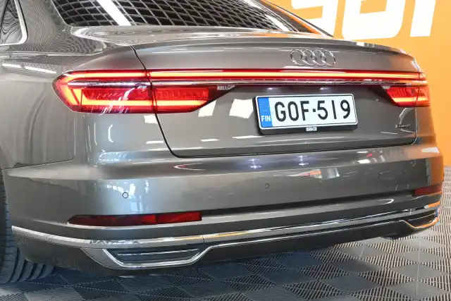 Harmaa Sedan, Audi A8 – GOF-519