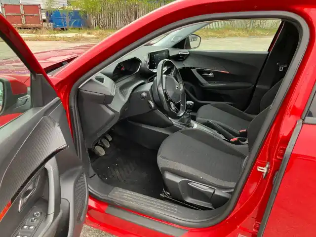 Punainen Maastoauto, Peugeot 2008 – GOG-386