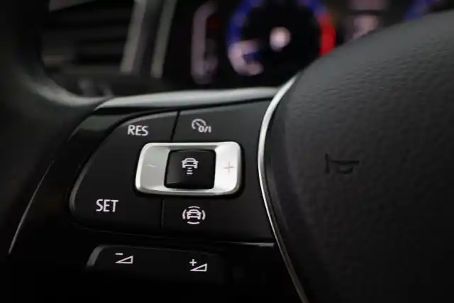 Sininen Maastoauto, Volkswagen T-Roc – GOH-551