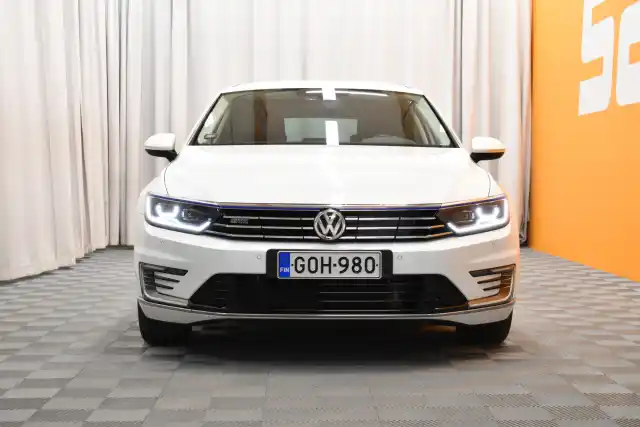 Valkoinen Farmari, Volkswagen Passat – GOH-980