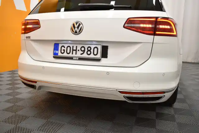 Valkoinen Farmari, Volkswagen Passat – GOH-980