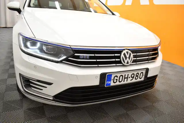 Valkoinen Farmari, Volkswagen Passat – GOH-980