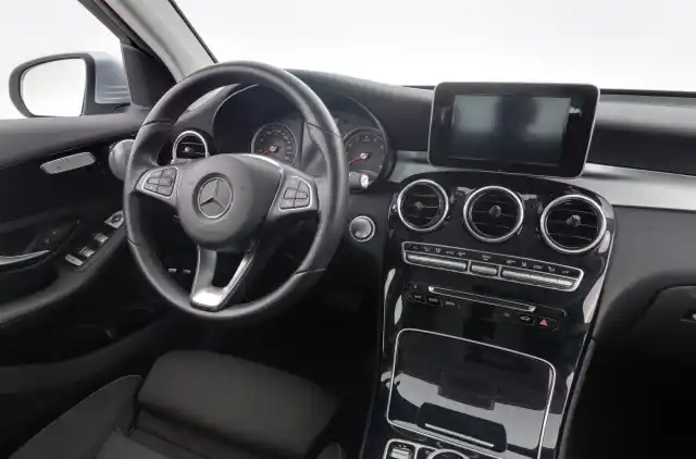 Harmaa Maastoauto, Mercedes-Benz GLC – GOI-101