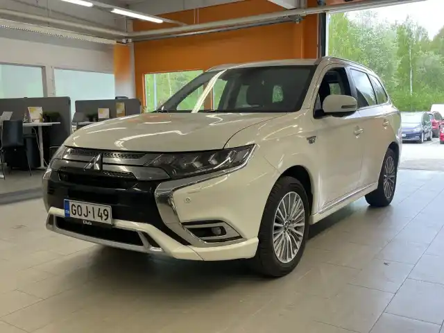 Valkoinen Maastoauto, Mitsubishi Outlander PHEV – GOJ-149