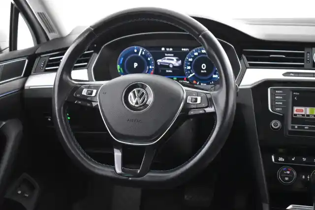 Valkoinen Farmari, Volkswagen Passat – GOJ-578