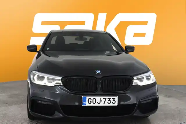 Harmaa Sedan, BMW 530 – GOJ-733