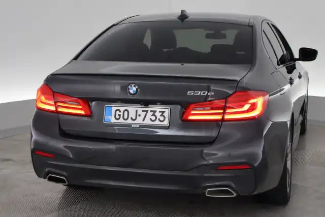 Harmaa Sedan, BMW 530 – GOJ-733